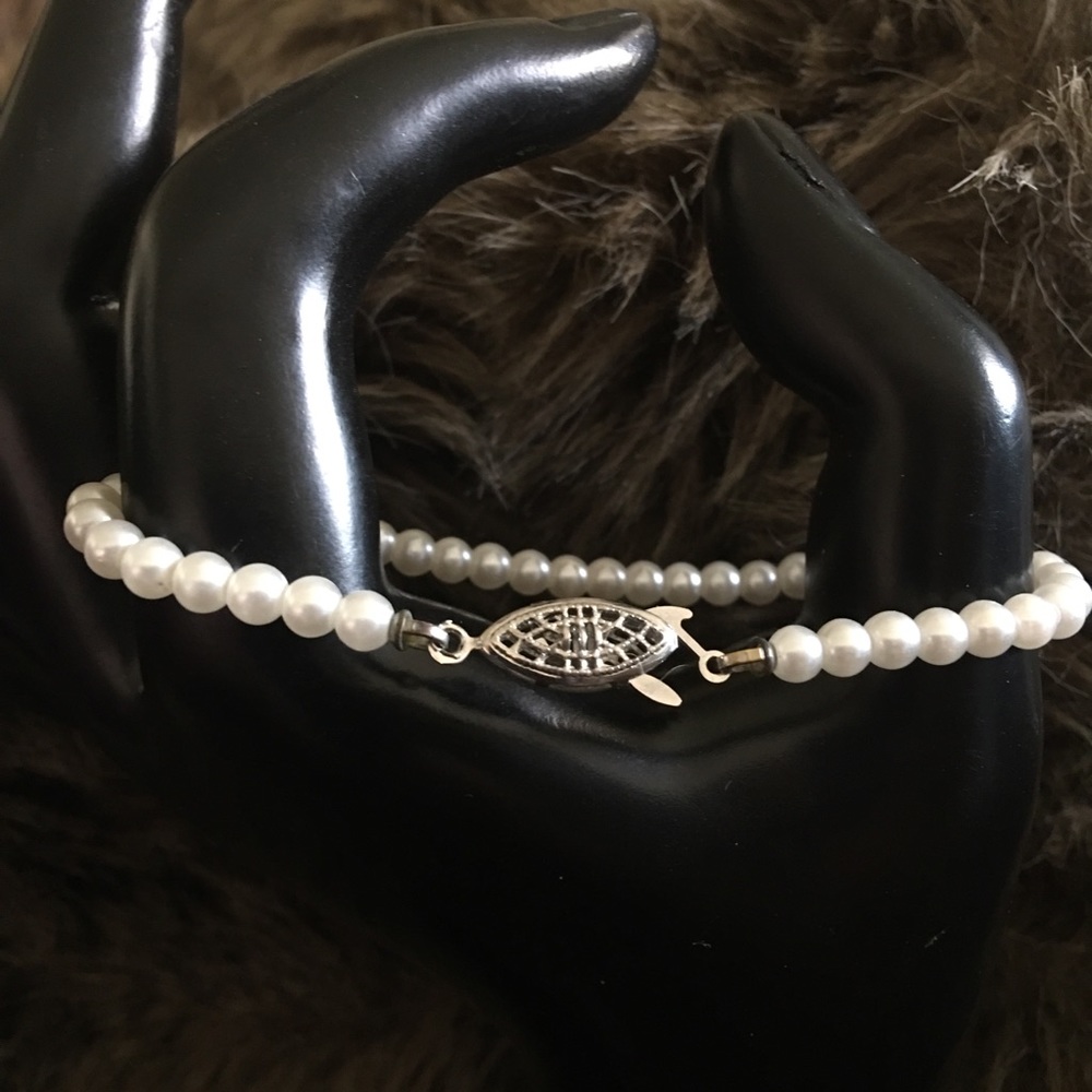 Vintage petite pearl silver tone clasp bracelet